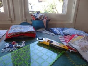 Decoupage d'anciens vêtements pour préparer une couverture-souvenirs en patchwork personnalisé