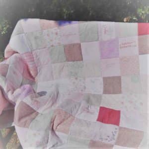 Un cadeau original pour maman : Un plaid personnalisé en patchwork avec ls vêtement de ses filles !