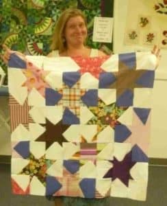 La créatrice avec un patchwork artisanale "twinkling stars", réalisé lors d'un stage de patchwork aux Etats-Unis