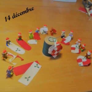 14 décembre, les lutins Lego montrent comment faire des coeurs pour décorer le sapin