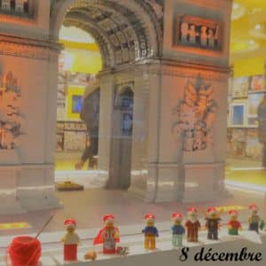 8 décembre, le lutins Lego font du tourisme au Lego store à Paris