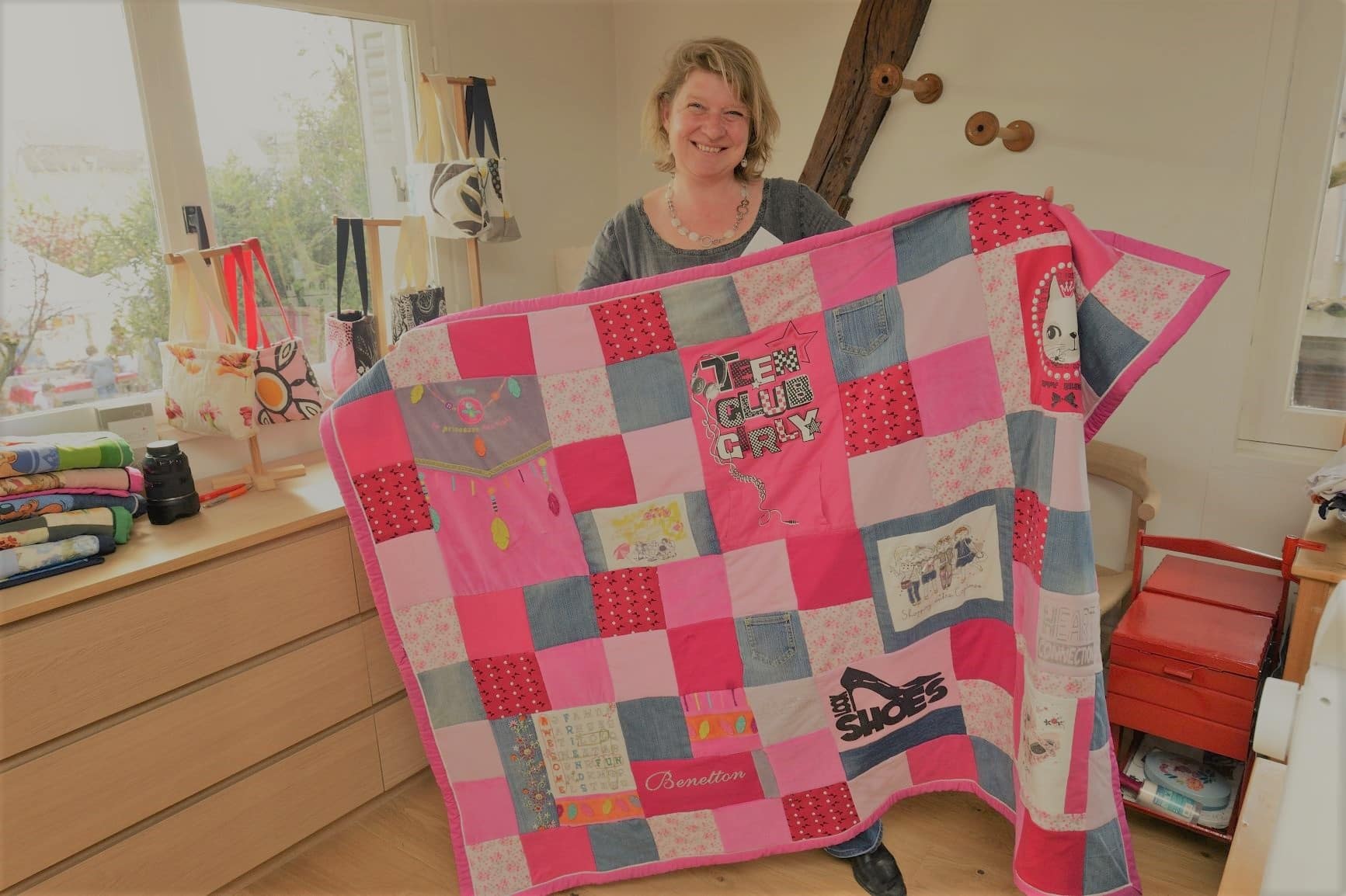 Repatchit, patchwork personnalisé : La créatrice montre un exemple plaid en patchwork personnalisé de type "souvenirs denfance"