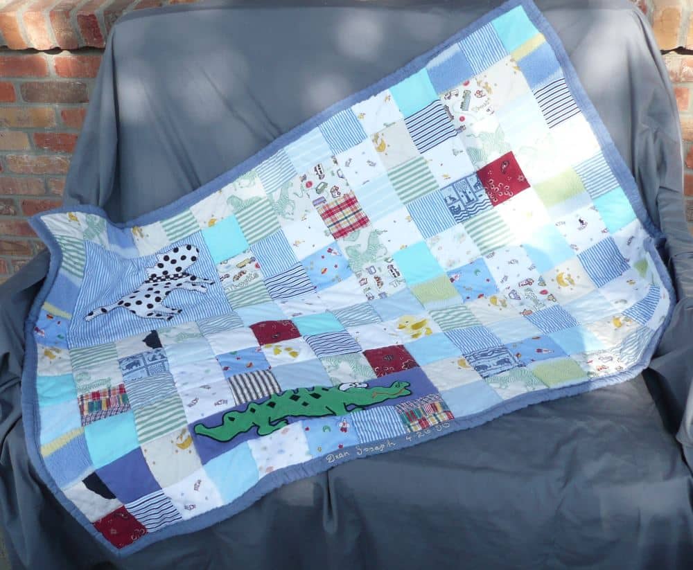 Plaid en patchwork personnalisé "Souvenirs d'enfance" : Plaid créé avec une sélection de vêtements petite enfance recyclés