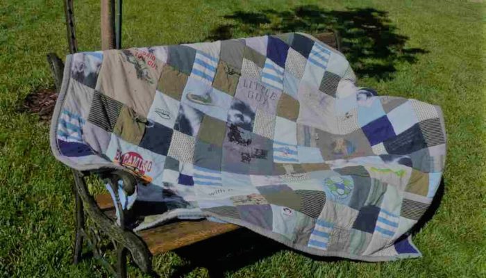 Plaid bleu-gris en patchwork personnalisé "Souvenirs d'enfance" : Plaid créé avec une sélection de vêtements petite enfance recyclés