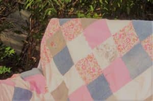 Plaid rose en patchwork personnalisé "Souvenirs d'enfance" : Plaid créé avec une sélection de vêtements petite enfance recyclés