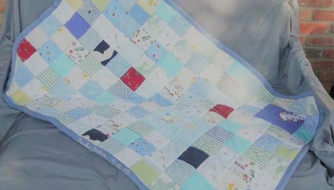 Plaid en patchwork personnalisé "Souvenirs d'enfance" : Plaid créé avec une sélection de vêtements petite enfance de deux garçons
