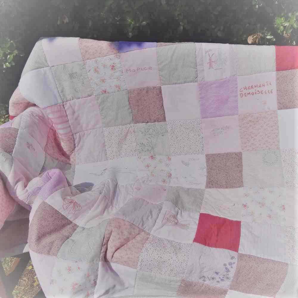 Un cadeau original pour maman : Un plaid personnalisé en patchwork avec les vêtement de ses filles !