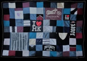Cadeau d'anniversaire 30 ans : Un projet collectif, ce paid personnalisé en patchwork est créé avec les vêtements de plusieurs membres de la famille et des amis