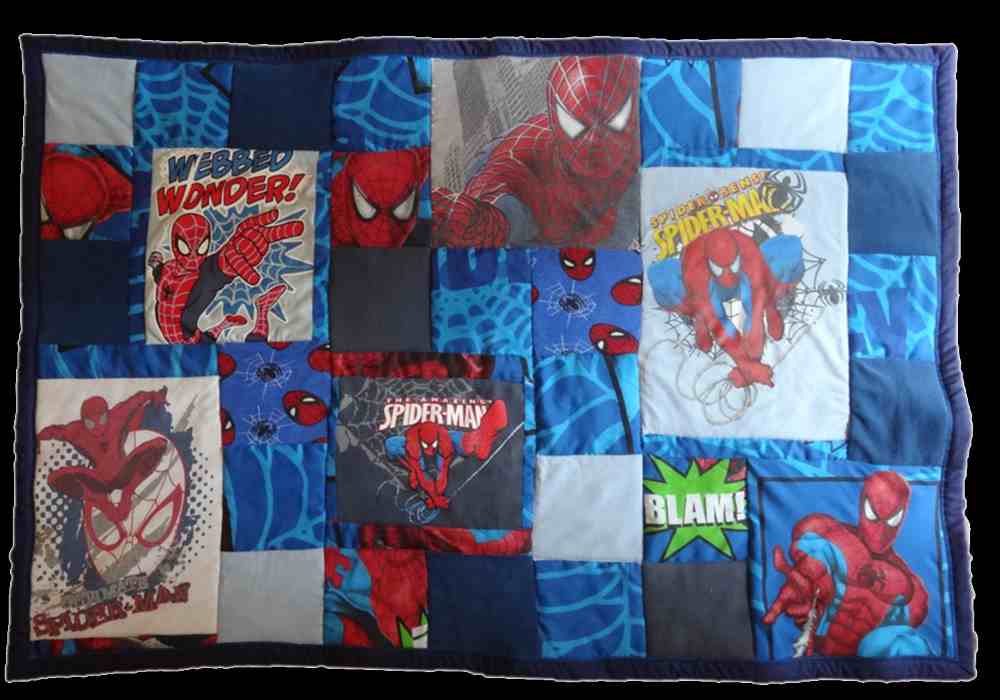 Une petite couverture de genre "Fan Story", sur le thème de Spiderman (cadeau d'anniversaire pour un garçon de 3 ans)