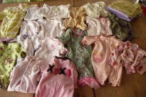 Des bodys et d'autres vêtements de petite enfance, sélectionnés pour la couverture de Leyla