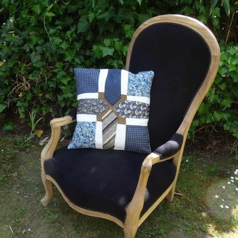 Des années après le décès de son mari, la veuve a souhaité utiliser ses cravates sur un coussin.