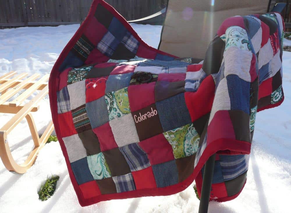 Un patchwork personnalisé créé pour une jeune femme avec ses propres vêtements