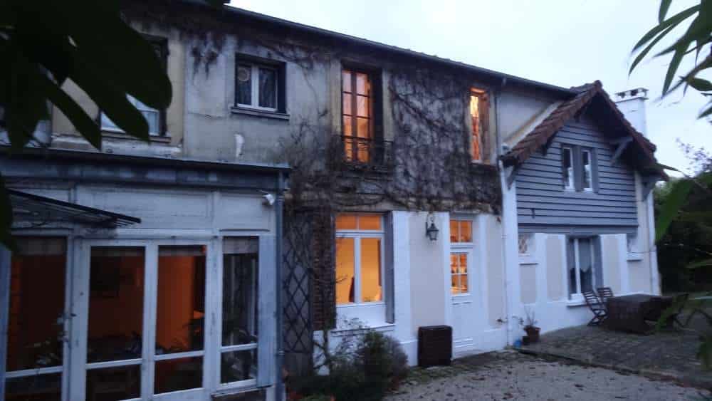 L'atelier de Repatchit est situé dans une maison ancienne dans la petite ville française de Saint Leu La Forêt