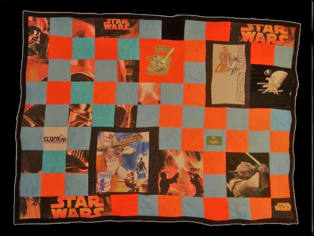 Un plaid patchwork personnalisé pour un fan de Star Wars, fait avec des textiles divers (linge de lit, vêtements)