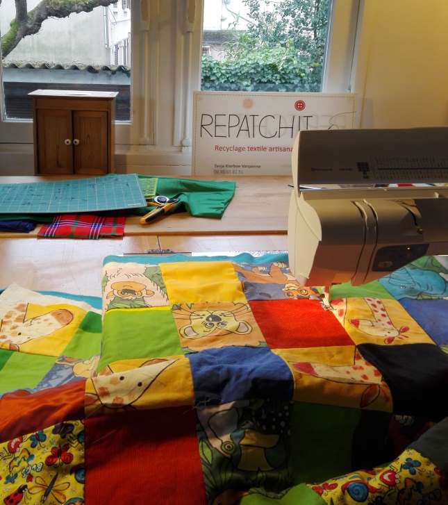 Couture d'une couverture patchwork personnalisé pour enfant, à l'atelier Repatchit