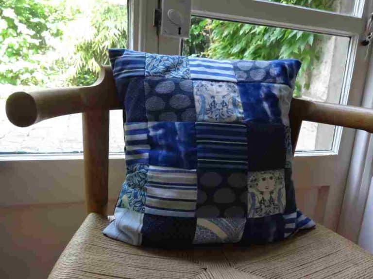 Coussin patchwork personnalisé, fait avec des tissus venants d'une nappe, une housse de couette et des vêtements