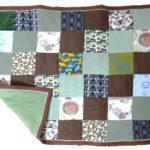 Un cadeau de naissance original : un mini-plaid marron-vert