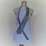 Tablier bleu avec cravate gris