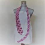 Cravate rose à rayures sur tablier blanc
