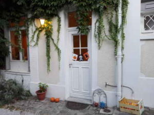 Ambiance d'halloween avec une guirlande de fanions sur la porte