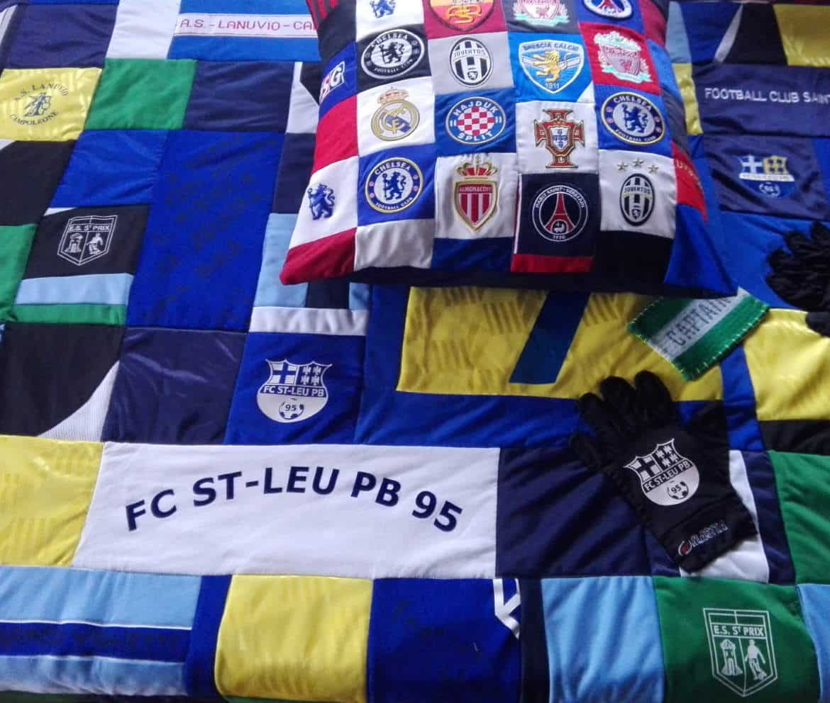 Plaid et coussin patchwork fan de foot fait avec maillots foot et logos clubs de foot