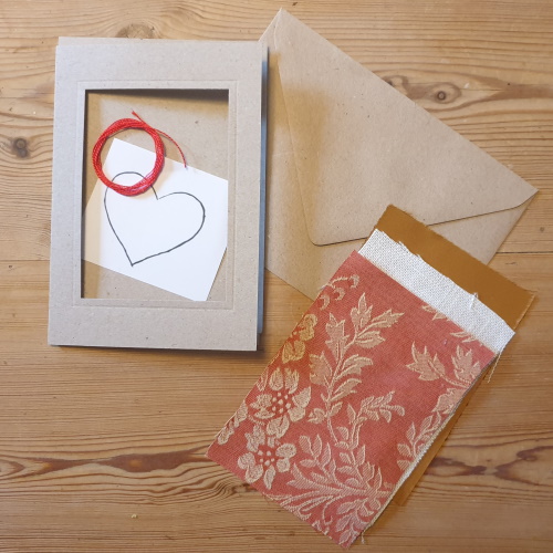 Contenu d'un kit pour créer une carte Saint Valentin en textiles recyclés (les couleurs varient d'un kit à l'autre)