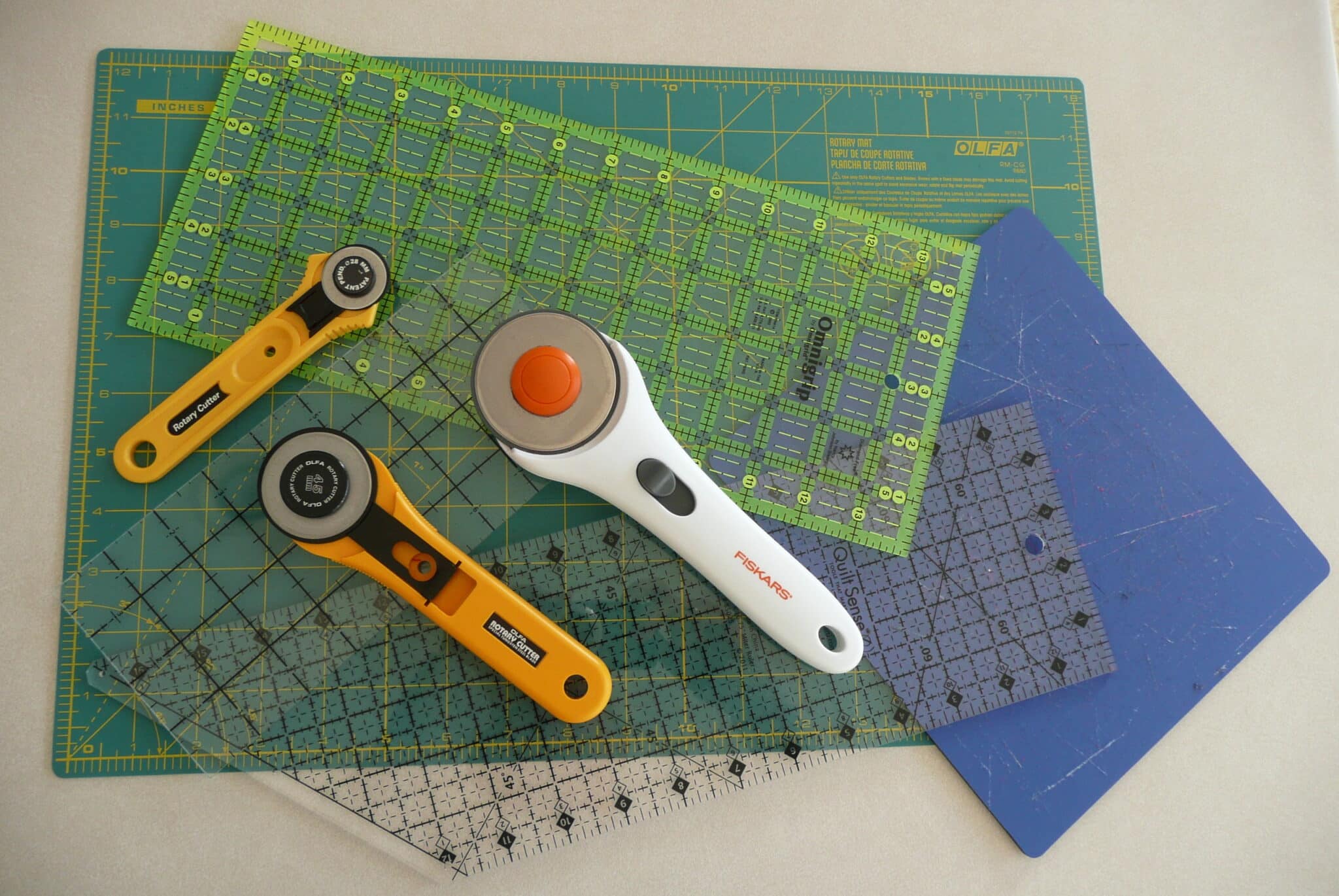 Outils pour patchwork ; cutters, règles, mats de découpe
