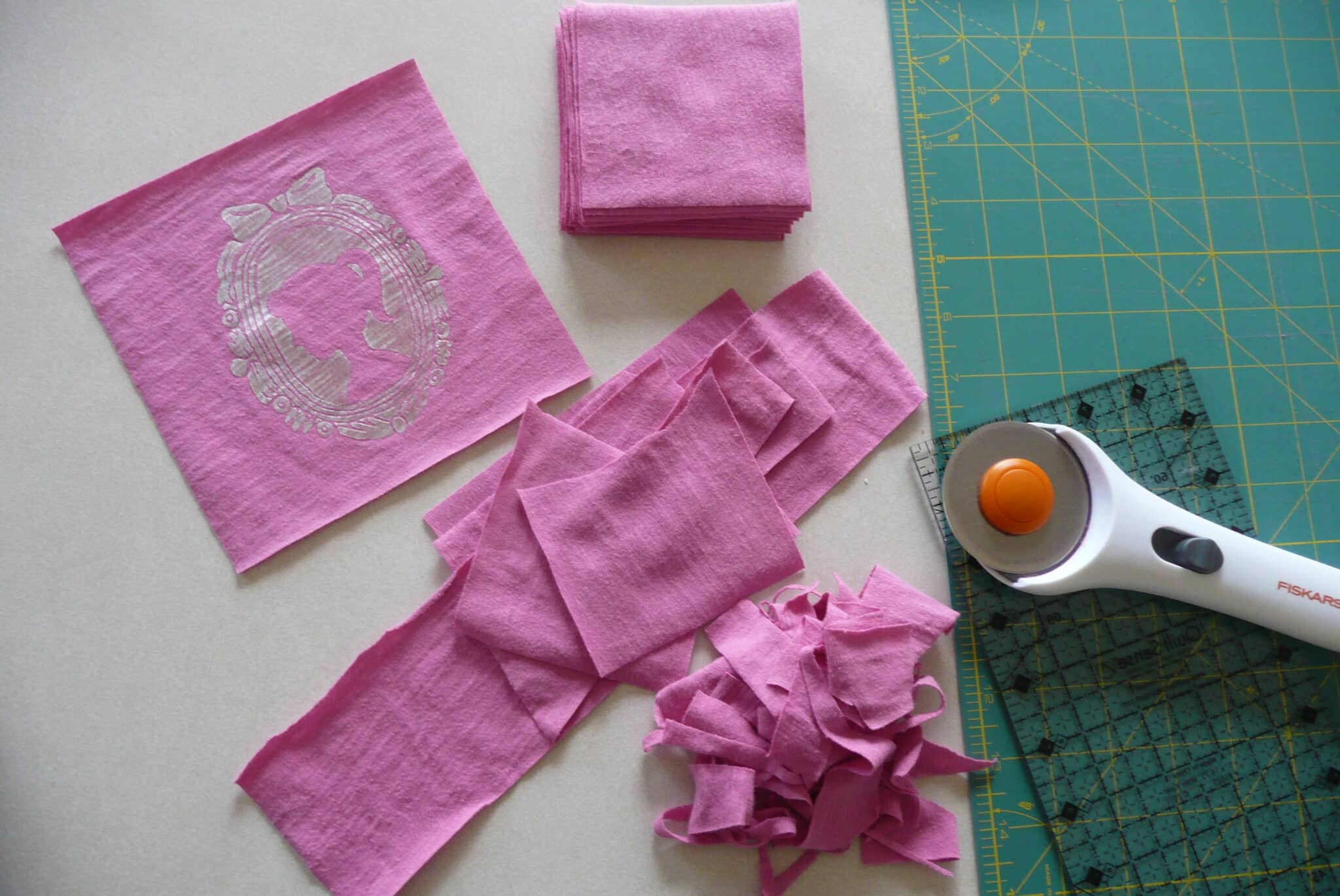 La découpe d'un t-shirt pour un patchwork de souvenirs