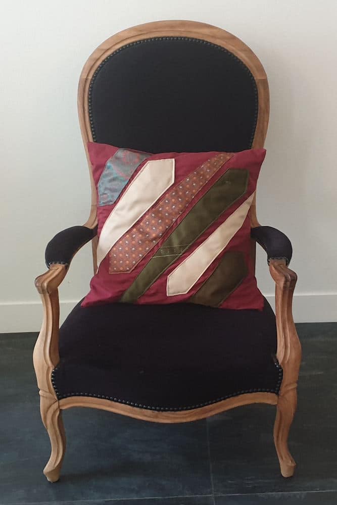 coussin cravates fond rouge