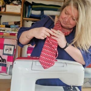 Tanja essaye de nouer une cravate