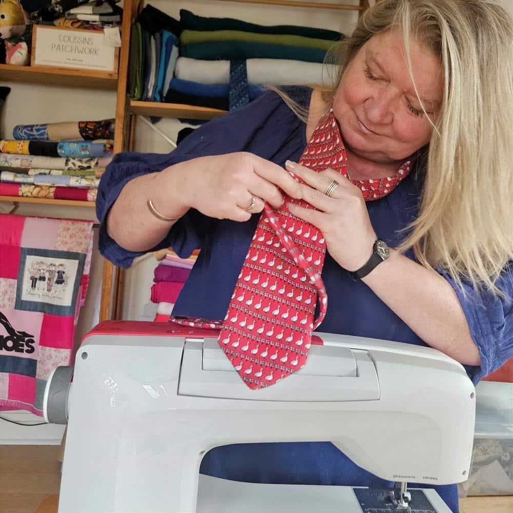 Tanja essaye de nouer une cravate