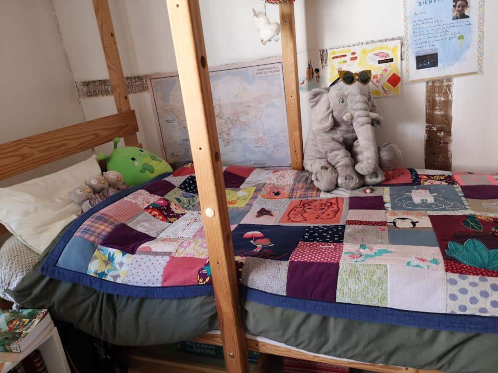 Plaid souvenirs d’enfance réalisé avec des vêtements d’enfant, photographié chez le client