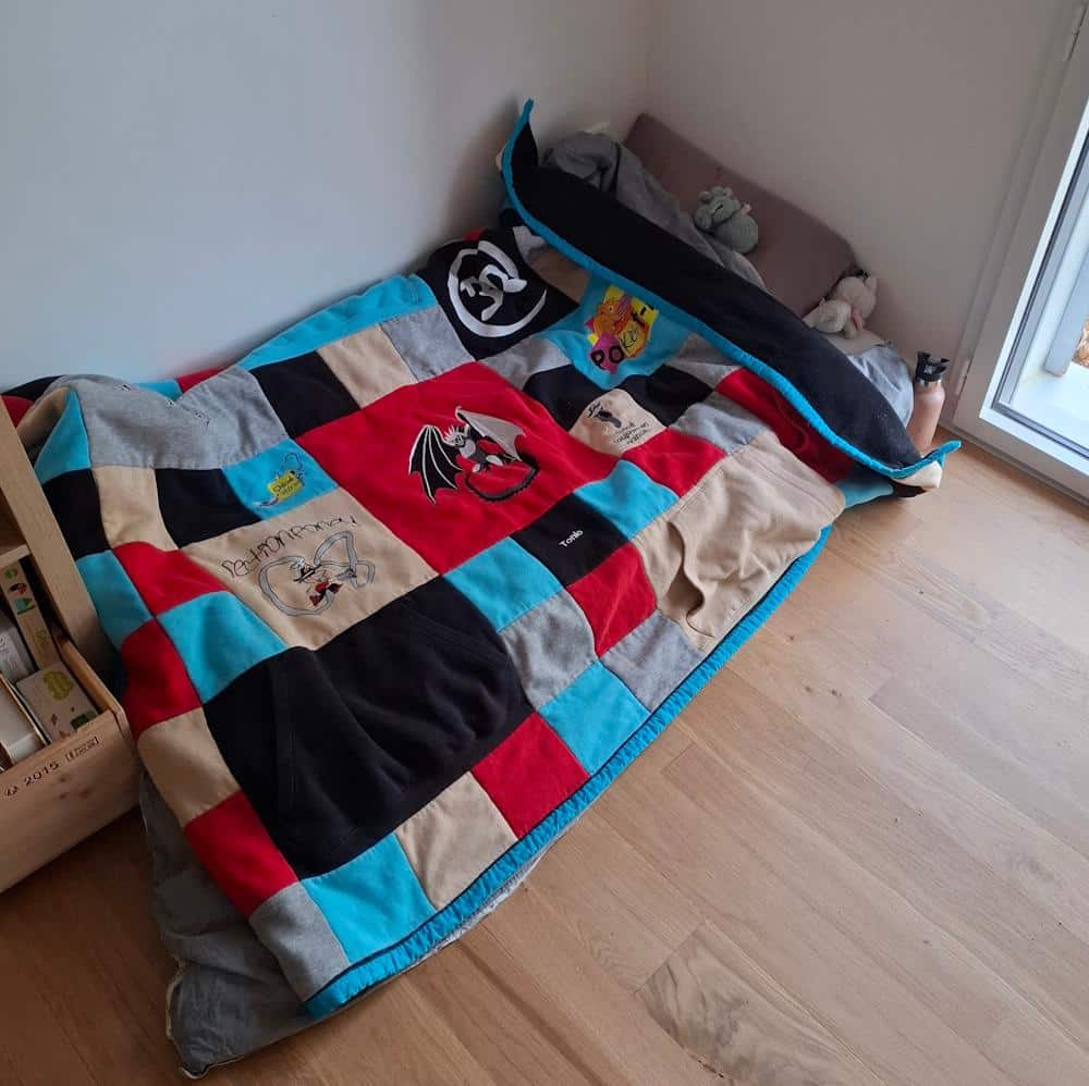 Plaid souvenirs réalisé avec des vêtements des années d’études d’un jeune couple, photographié chez le client